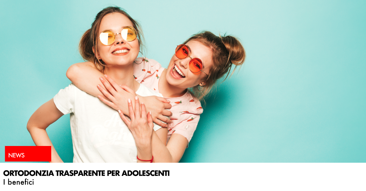 ortodonzia trasparente per adolescenti: ragazze che sorridono